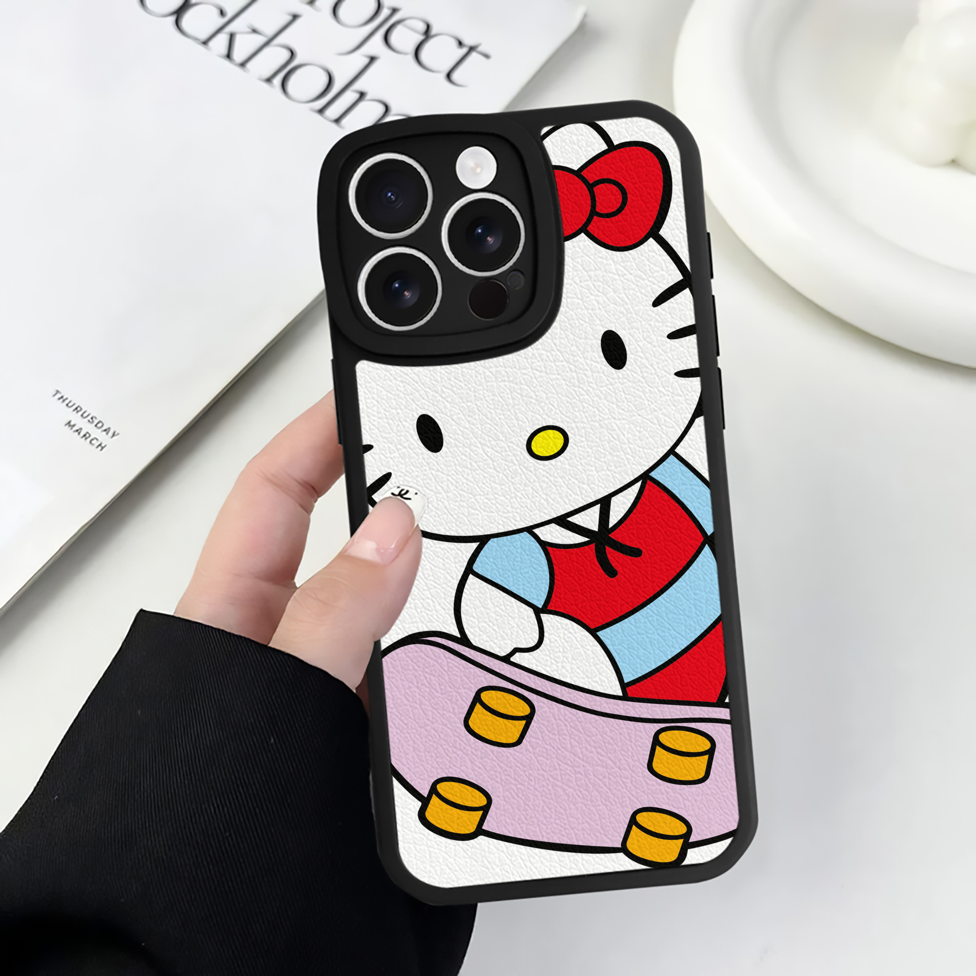 （画像用） Hello Kitty ハローキティ 【iPhone 16シリーズ対応】シリコンスマホケース（レザー調） 材質：シリコン